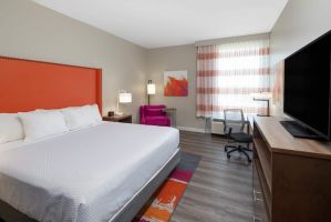 Guest room at the La Quinta Inn & Suites by Wyndham Greensboro Arpt High Point in Greensboro, North Carolina